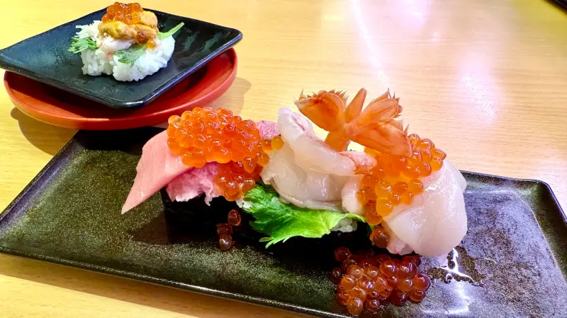 ▲▲過年台灣壽司郎拚了！「極上鮪魚大腹」降價40元，開賣年菜般喜食臨門期間限定菜色，豪華海味鐵火捲拼盤、海膽鮭魚卵蟹肉總匯，回歸螃蟹奶油可樂餅、海膽拌麵，最新聯名LOTTE生巧克力派聖代一次整理。（圖／記者蕭涵云攝）