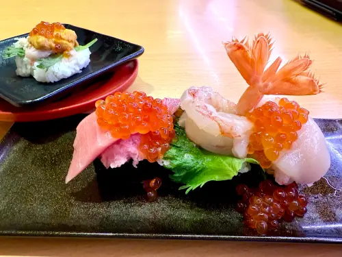 ▲壽司郎「豪華海味鐵火捲拼盤」360元，好料食材堆高高，鮭魚卵滿到滑到盤子上，光看就流口水。（圖／記者蕭涵云攝）