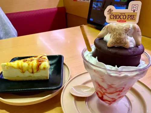 壽司郎極上鮪魚大腹「降價40元」!豪華拼盤、海膽拌麵過年菜單曝(圖/記者蕭涵云攝) ▲左起:「瀨戶內檸檬烤起司蛋糕」80元、「LOTTE生巧克力派聖代」150元。