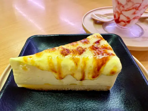 壽司郎極上鮪魚大腹「降價40元」!豪華拼盤、海膽拌麵過年菜單曝 ▲烤起司有如熔岩般流下,表層還帶有焦糖脆片好驚喜。(圖/記者蕭涵云攝)