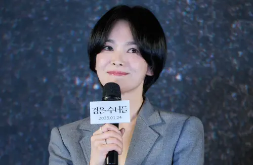 ▲宋慧喬接受訪問來宣傳主演電影《黑祭司2:闇黑修女》,提到過去都把朋友、家人、愛人「都在第一順位」,現在順序已經改變。(圖/It's NEW 잇츠뉴 X) ▲宋慧喬接受訪問來宣傳主演電影《黑祭司2:闇黑修女》,提到過去都把朋友、家人、愛人「都在第一順位」,現在順序已經改變。(圖/It's NEW 잇츠뉴 X)