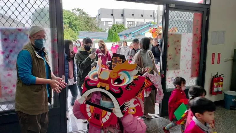 ▲春節將至，台中龍井幼兒園小朋友手舞自製賀年道具，走春快閃長照機構向爺奶拜年逗樂他們。（圖／全成提供）