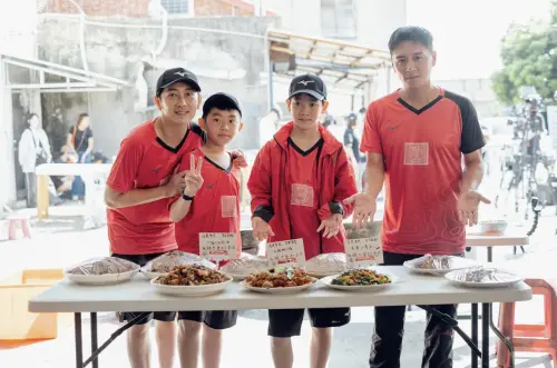 鄭人碩(最右)(圖/公視提供) ▲鄭人碩(最右)(圖/公視提供)