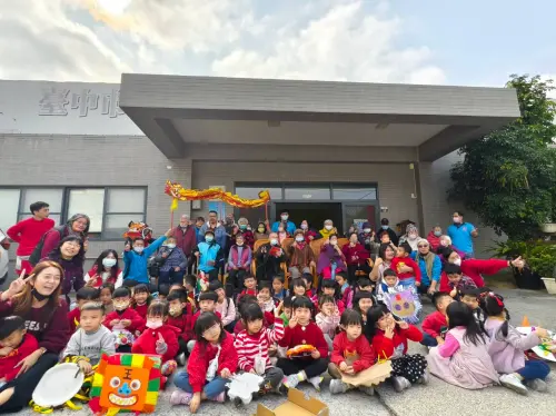 ▲春節將至，台中龍井幼兒園小朋友走春快閃長照機構，與爺奶相見歡。（圖／全成提供）