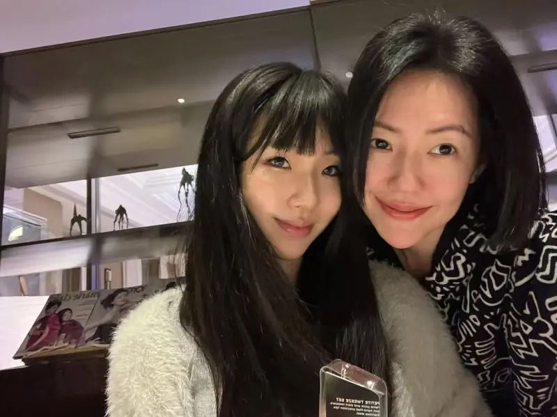 ▲小S（徐熙娣）在《小姐不熙娣》分享，大女兒Elly許曦文（左）小時候的遇鬼故事。（圖／許曦文IG）