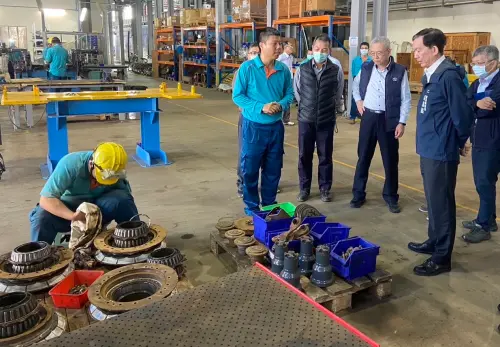 ▲吳嘉昌肯定高捷公司疏運計畫及配套措施,並向春節期間需輪值崗位人員致上勉勵與感謝。(圖/高雄市政府提供) ▲吳嘉昌肯定高捷公司疏運計畫及配套措施,並向春節期間需輪值崗位人員致上勉勵與感謝。(圖/高雄市政府提供)