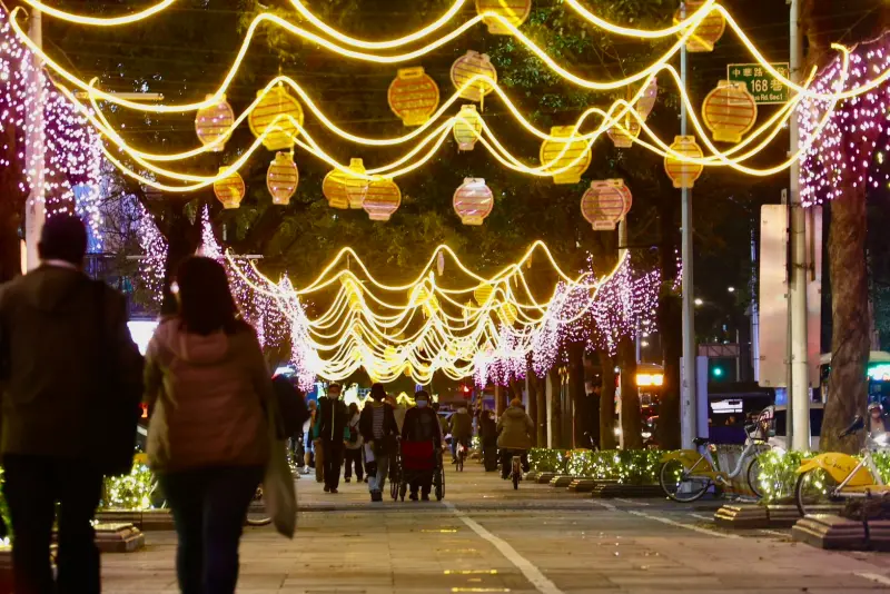 ▲「2025台北燈節-蛇來運轉」今（24）日率先點亮展西本願寺「祈福燈林」、「開運光廊」與其區周邊6條「城市光廊」，而主燈將於2月2日舉辦點燈。（圖／記者李政龍攝）