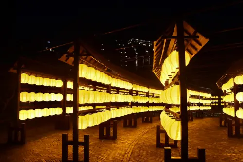 ▲2025台北燈節的西門展區西中的本願寺「祈福燈林」，於今日率先點亮。（圖／記者李政龍攝）