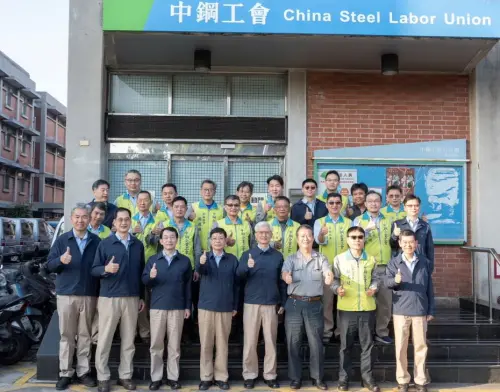 ▲中鋼公司董事長黃建智(前排右4)率領經營團隊到中鋼企業工會拜年,感謝工會理事長陳春生(前排右3)全年相挺,共同創造勞資和諧的典範。(圖/中鋼公司提供) ▲中鋼公司董事長黃建智(前排右4)率領經營團隊到中鋼企業工會拜年,感謝工會理事長陳春生(前排右3)全年相挺,共同創造勞資和諧的典範。(圖/中鋼公司提供)