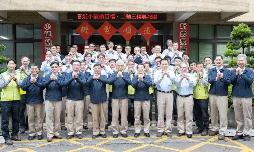 ▲中鋼公司董事長黃建智(前排左6)及經理部門主管到扮演數位轉型重要單位之一的電控處及設備處拜年,同仁們獻上喜迎小龍納百福,二軸三轉展鴻圖的祝福。(圖/中鋼公司提供) ▲中鋼公司董事長黃建智(前排左6)及經理部門主管到扮演數位轉型重要單位之一的電控處及設備處拜年,同仁們獻上喜迎小龍納百福,二軸三轉展鴻圖的祝福。(圖/中鋼公司提供)