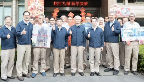 ▲中鋼公司董事長黃建智(右4)及經理部門主管到軋鋼一廠拜年,勉勵同仁戮力推動高值化精緻鋼廠、發展綠能產業雙主軸及數位轉型、低碳轉型及供應鏈轉型之三轉工作,並祝新的一年蛇來運轉,蛇年大吉。(圖/中鋼公司提供) ▲中鋼公司董事長黃建智(右4)及經理部門主管到軋鋼一廠拜年,勉勵同仁戮力推動高值化精緻鋼廠、發展綠能產業雙主軸及數位轉型、低碳轉型及供應鏈轉型之三轉工作,並祝新的一年蛇來運轉,蛇年大吉。(圖/中鋼公司提供)