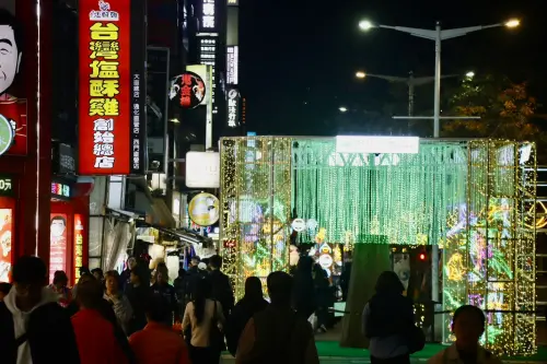 ▲6條開運光廊皆巧妙融合創意文化、特色美食及新年意象。（圖／記者李政龍攝）