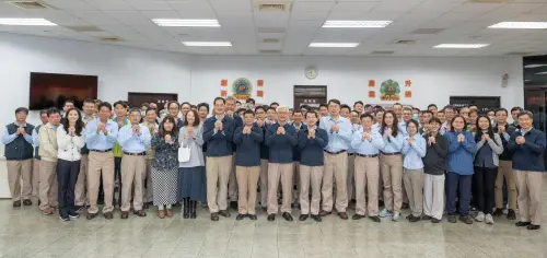 ▲中鋼董事長黃建智(右11)及經理部門主管到技術部門拜年,技術部門為高質化精緻鋼品的重要研發基地,感謝研發團隊過去一年的付出,並勉勵以蛇我其誰的精神,來迎接未來的挑戰。(圖/中鋼公司提供) ▲中鋼董事長黃建智(右11)及經理部門主管到技術部門拜年,技術部門為高質化精緻鋼品的重要研發基地,感謝研發團隊過去一年的付出,並勉勵以蛇我其誰的精神,來迎接未來的挑戰。(圖/中鋼公司提供)