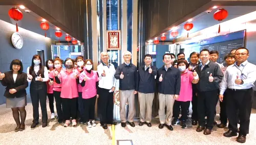 ▲中鋼董事長黃建智(右6)及經理部門主管到大樓管理公司拜年,感謝樓管公司過去一年辛苦維護總部大樓相關事務。(圖/中鋼公司提供) ▲中鋼董事長黃建智(右6)及經理部門主管到大樓管理公司拜年,感謝樓管公司過去一年辛苦維護總部大樓相關事務。(圖/中鋼公司提供)