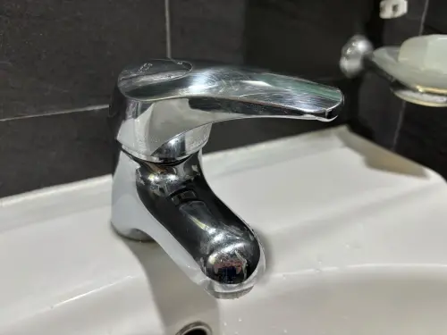 水龍頭不清比馬桶水還髒！家事達人教用3神器：水垢、黴菌全掃光
