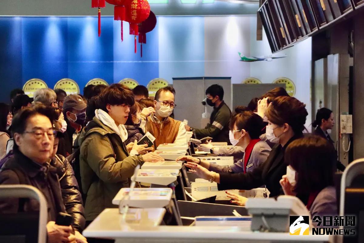 ▲民航局今（7）日宣布，目前需求較高的澎湖及金門航線已規劃第二波加班機，並將於3月10日(週一)上午9時統一開放訂位。（圖／記者李政龍攝）