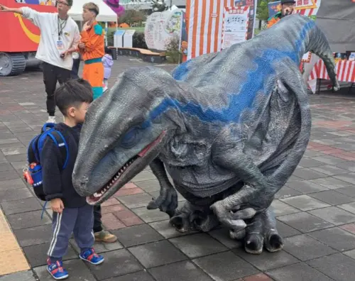 兒童新樂園於過年期間,迅猛龍不定時出沒園區與大小朋友近距離互動。(圖/取自兒童新樂園臉書) ▲兒童新樂園於過年期間,迅猛龍不定時出沒園區與大小朋友近距離互動。(圖/取自兒童新樂園臉書)