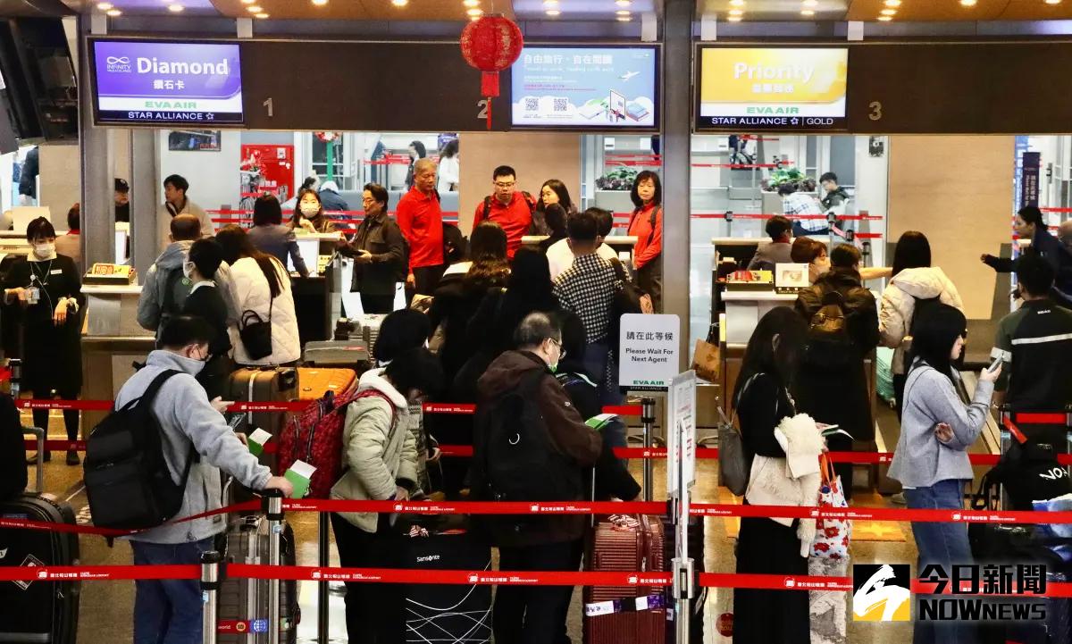 ▲今年清明節有4天連假，交通部民用航空局宣布，澎湖、金門、馬祖三離島管制航線將提供1370架次，計11萬8164個座位數。（圖／記者李政龍攝）