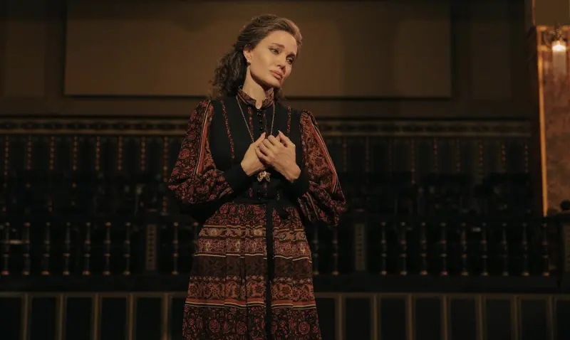 ▲安潔莉娜裘莉在《Maria》中扮演知名女高音瑪麗亞卡拉絲，對於入圍奧斯卡影后懷抱很高的期望，卻沒有被提名，傷心難過，驚覺好萊塢同業原來並不很喜歡她，彷彿是表態支持她的前夫布萊德彼特。（圖／摘自IMDb）