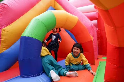 今年冬日遊樂園有25項設施,包含幼童氣墊設施。(圖/高雄市觀光局提供) ▲今年冬日遊樂園有25項設施,包含幼童氣墊設施。(圖/高雄市觀光局提供)