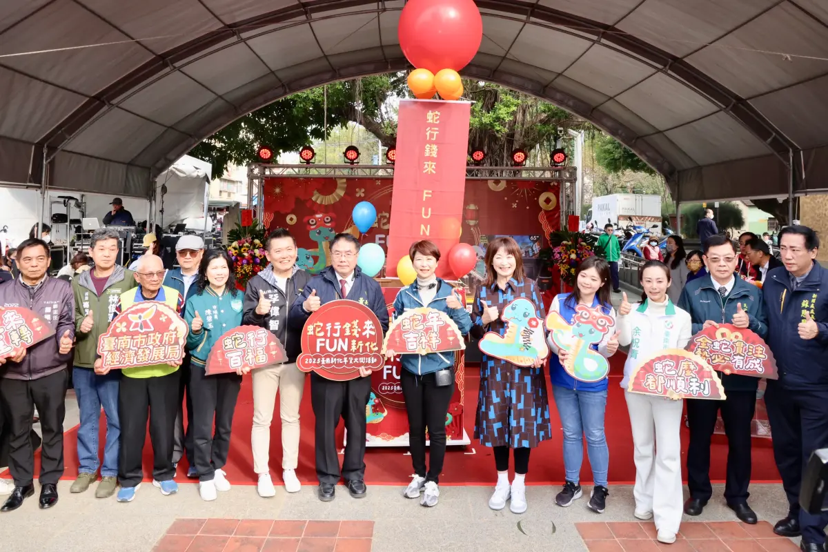 ▲日本茨城縣土浦市長安藤真理子在新化年貨大街與市長黃偉哲一起參加開幕式及發送紅包。(圖／南市府提供)