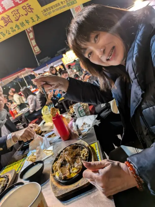 ▲安藤真理子到了花園夜市在自治會會長林志隆帶領下大啖鐵板麵等美食小吃。。(圖/南市府提供) ▲安藤真理子到了花園夜市在自治會會長林志隆帶領下大啖鐵板麵等美食小吃。。(圖/南市府提供)