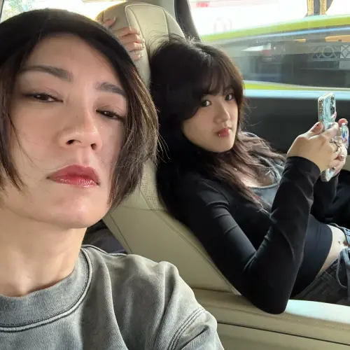 ▲賈靜雯（左）早接受梧桐妹標新立異的作風，還會公開支持女兒。（圖／梧桐妹IG）