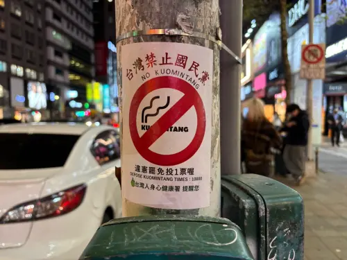 罷免團體在電線桿違規貼貼紙宣傳,還以禁菸符號嘲諷。 ▲罷免團體在電線桿違規貼貼紙宣傳,還以禁菸符號嘲諷。(圖/柳采葳提供)