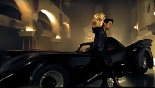 ▲周杰倫鉅資打造的蝙蝠車，出現在〈超人不會飛〉的MV中。（圖／摘自YouTube）