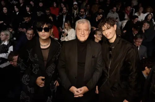 ▲周杰倫（左起）Dior前CEO兼LVMH時尚集團CEO席尼托雷達諾、法國男星拉斐爾奎納在巴黎時裝周上相見歡。（圖／杰威爾音樂提供）