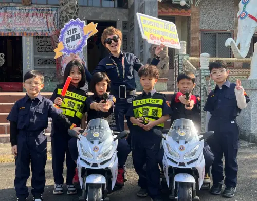 ▲小朋友穿上「迷你版」警察制服,變身為小小警察,活動期間許多家庭總動員全程陪同小朋友一起參與,現場反應熱烈。 (圖/高市警局婦幼隊提供) ▲▲小朋友穿上「迷你版」警察制服,變身為小小警察,活動期間許多家庭總動員全程陪同小朋友一起參與,現場反應熱烈。 (圖/高市警局婦幼隊提供)
