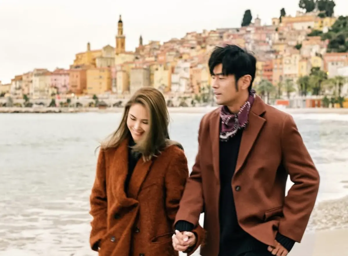 ▲藝人昆凌（左）於今（8）日父親節當天在IG曬出一家人7月生活照，其中一張由周杰倫（右）掌鏡的合照，只見他露出部分臉龐。周董隨即親自留言幽默回應16字，引發粉絲熱烈關注，該貼文短短1小時內就吸引超過3.2萬人按讚朝聖。（圖／周杰倫IG ＠jaychou）