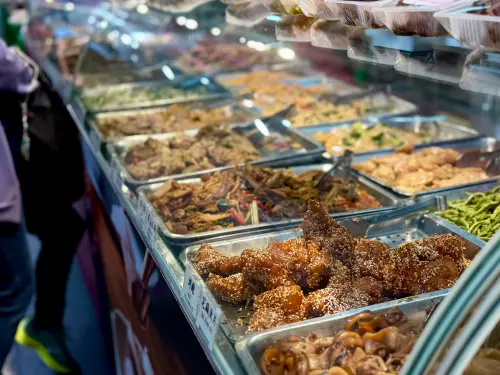 ▲億長御坊主打江浙風味熟食。（圖／記者葉盛耀攝）