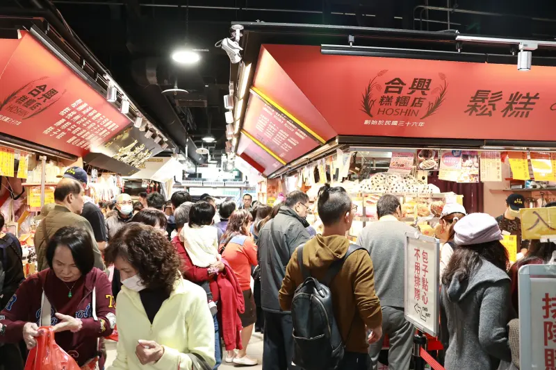 ▲春節連假首日，台北南門市場就已有許多人潮，採買年貨、置辦年菜、零食等。（圖／記者吳翊緁攝）