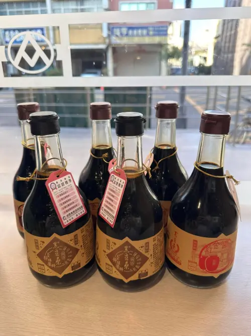 ▲網友發現黑豆桑醬油現正買一送一，立刻帶了3組、6瓶回家。（圖／我愛全聯-好物老實說臉書）