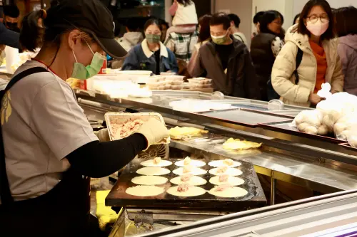 ▲南門市場內有兩家知名蛋餃店，包含盧記魚丸店與南門魚丸店。（圖／記者吳翊緁攝）