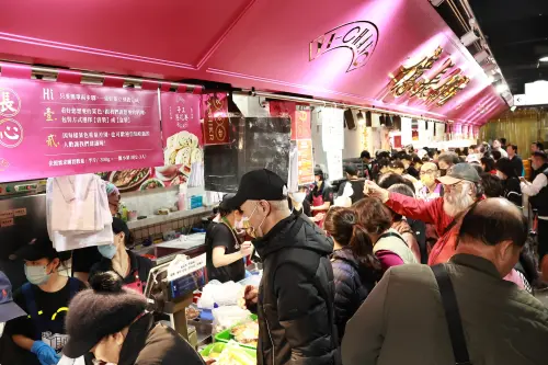 ▲億長御坊有「天下第一攤」封號，同樣今日擠滿了人潮。（圖／記者吳翊緁攝）