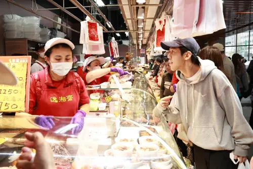 ▲逸湘齋前同樣有大批顧客，欲挑選熟食回家加菜。（圖／記者吳翊緁攝）