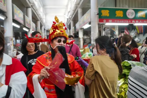 屏東中央市場財神送紅包春聯　年味十足
