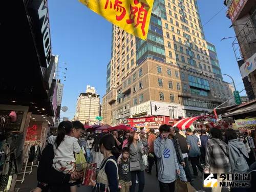年假「蛇來一中.舞春市集」走春 好吃好玩又好買年味滿滿 ▲「蛇來一中.舞春市集」開幕,吸引辦年貨及迺街人潮擠爆各攤位。(圖/記者金武鳳攝,2025.1.25)