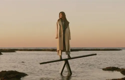 ▲蘇慧倫為新專輯《輕重Aftersun》的主視覺站在蹺蹺板拍攝，笑言一直都要使用核心肌群，倘若沒保持好平衡就會翻下來，自認應該很快會練出川字肌。（圖／相信音樂提供）