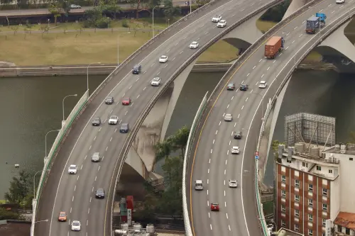 明日南向車潮湧1.3倍　重點壅塞路段搶先看
