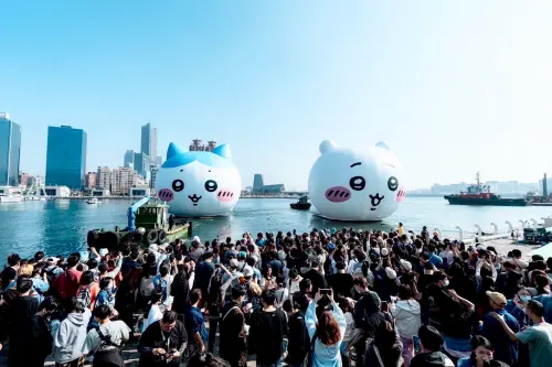 圖輯/高雄燈會吉伊卡哇來了!與小八貓遊進港 15萬民眾爭看擠爆
