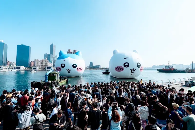 ▲「2025 Kaohsiung Wonderland 高雄冬日遊樂園」在今（25）日正式開幕，眾所期待的「吉伊卡哇」也宣告出遊高雄，現場吸引了15萬民眾，而兩隻小可愛進港畫面也曝光。（圖／高雄市觀光局提供）