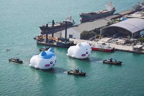 ▲吉伊卡哇與小八貓一同進港。（圖／高雄市觀光局提供）