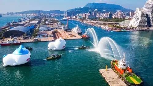 ▲吉伊卡哇與小八貓一同進港，還有灑水迎接。（圖／高雄市觀光局提供）