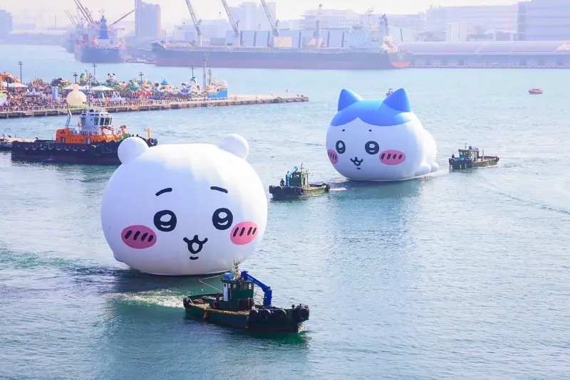▲吉伊卡哇與小八貓一同進港，模樣超可愛。（圖／高雄市觀光局提供）