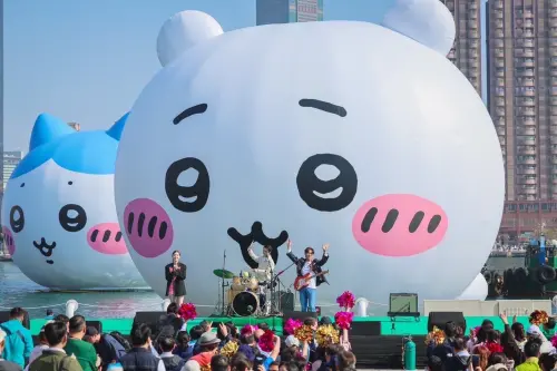 ▲告五人在舞台上演唱，身後就是吉伊卡哇與小八貓。（圖／高雄市觀光局提供）