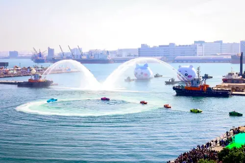 ▲海上遊艇超跑領航吉伊卡哇及小八貓進港。（圖／高雄市觀光局提供）