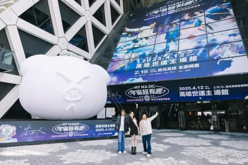 ▲告五人派出吉祥物「告五豬」,在高雄流行音樂中心旁為演唱會造勢。(圖/相信音樂提供) ▲告五人派出吉祥物「告五豬」,在高雄流行音樂中心旁為演唱會造勢。(圖/相信音樂提供)
